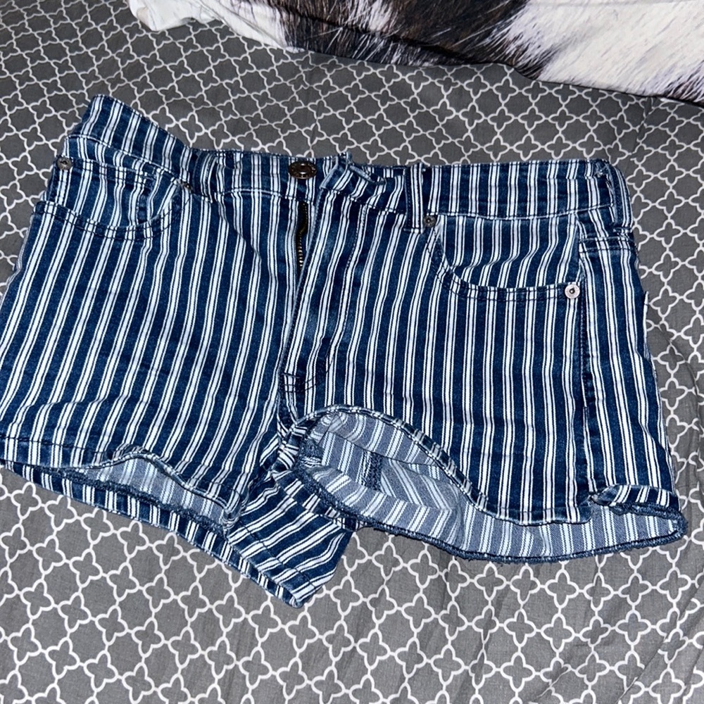 Brand: American Eagle Size: 6